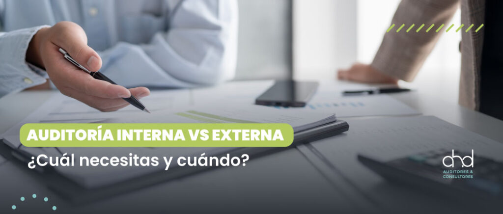 AHD Auditores - Profesionales revisando documentos y análisis, representando la diferencia entre auditoría interna y externa para empresas.