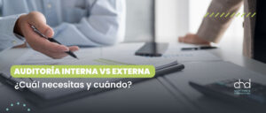 AHD Auditores - Profesionales revisando documentos y análisis, representando la diferencia entre auditoría interna y externa para empresas.