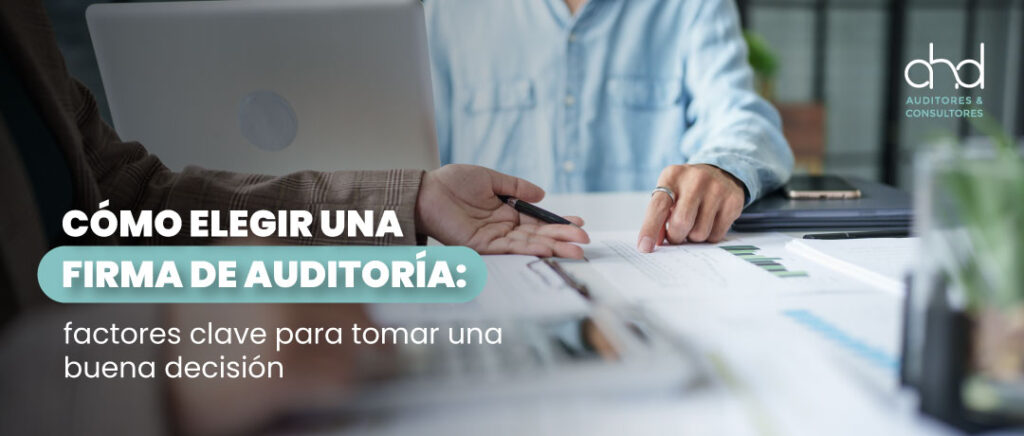 AHD Auditores - Personas revisando documentos financieros, ilustrando cómo elegir una firma de auditoría