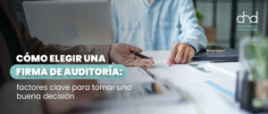 AHD Auditores - Personas revisando documentos financieros, ilustrando cómo elegir una firma de auditoría
