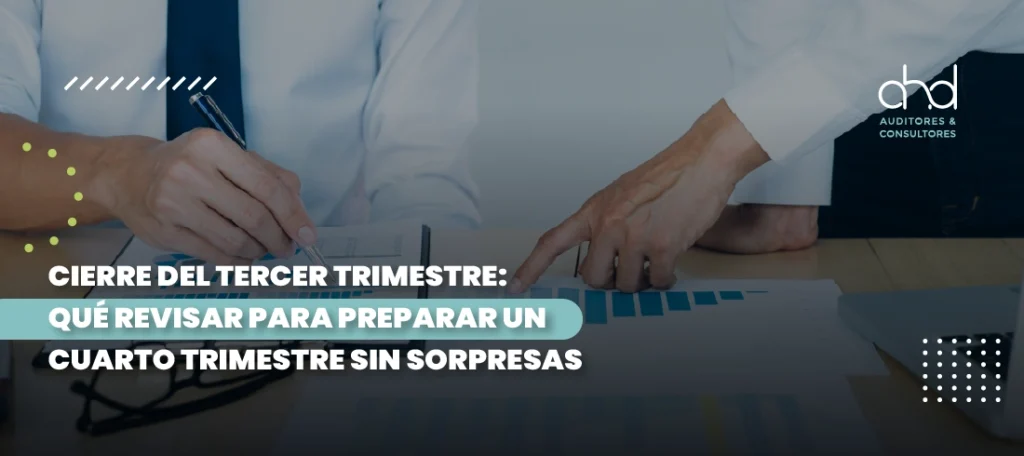 Equipo revisando informes financieros para el cierre del tercer trimestre en Chile