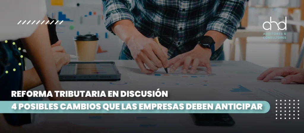Profesional explicando los cambios de la reforma tributaria a empresarios
