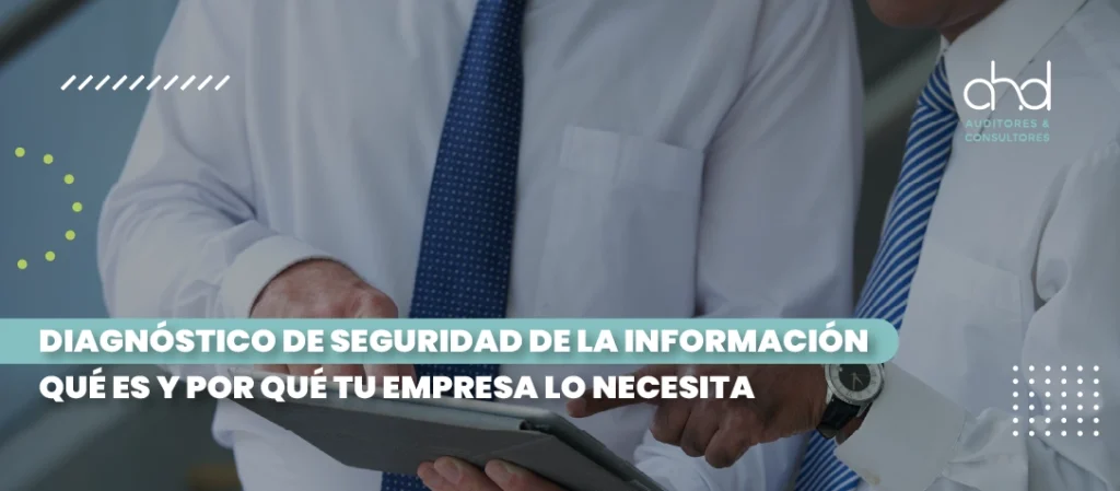 Profesionales revisando un informe de diagnóstico de seguridad de la información en una empresa