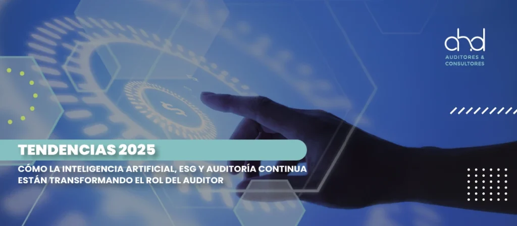 Mano interactuando con interfaz digital que representa auditoría continua con IA y ESG