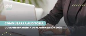 Profesional trabajando en laptop representando el uso de la auditoría como herramienta de planificación empresarial