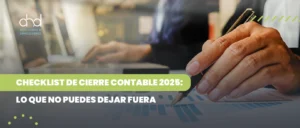 Persona revisando documentos financieros durante el cierre contable 2025