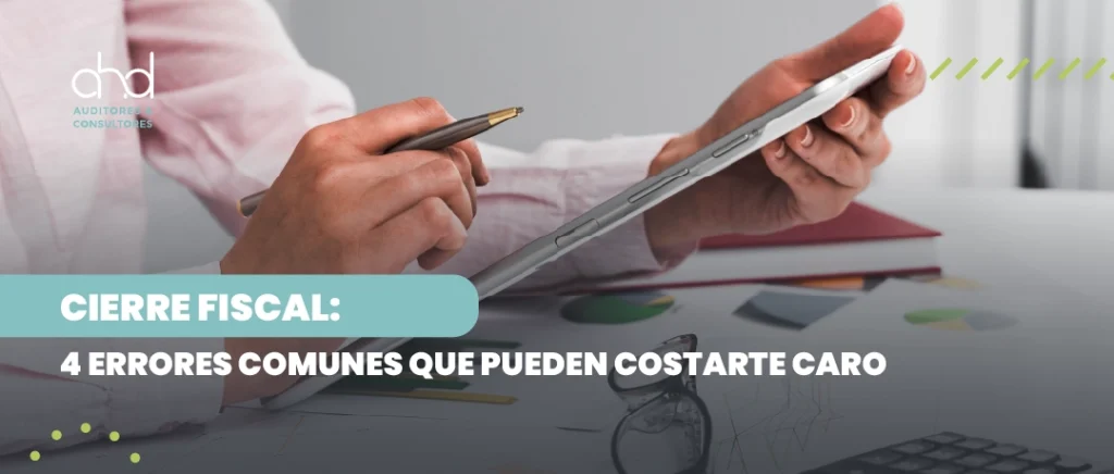 Persona revisando documentos contables en tablet durante el cierre fiscal empresarial