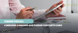 Persona revisando documentos contables en tablet durante el cierre fiscal empresarial