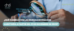 Auditor revisando documentos financieros con lupa, representando las nuevas normas de auditoría en Chile 2025