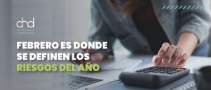 Profesional revisando documentación contable durante el cierre contable de febrero