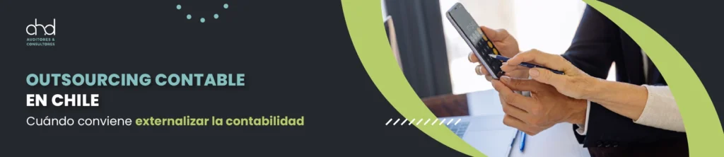 ALT: Contador senior de firma externa revisando estados financieros de empresa mediana chilena en proceso de outsourcing contable